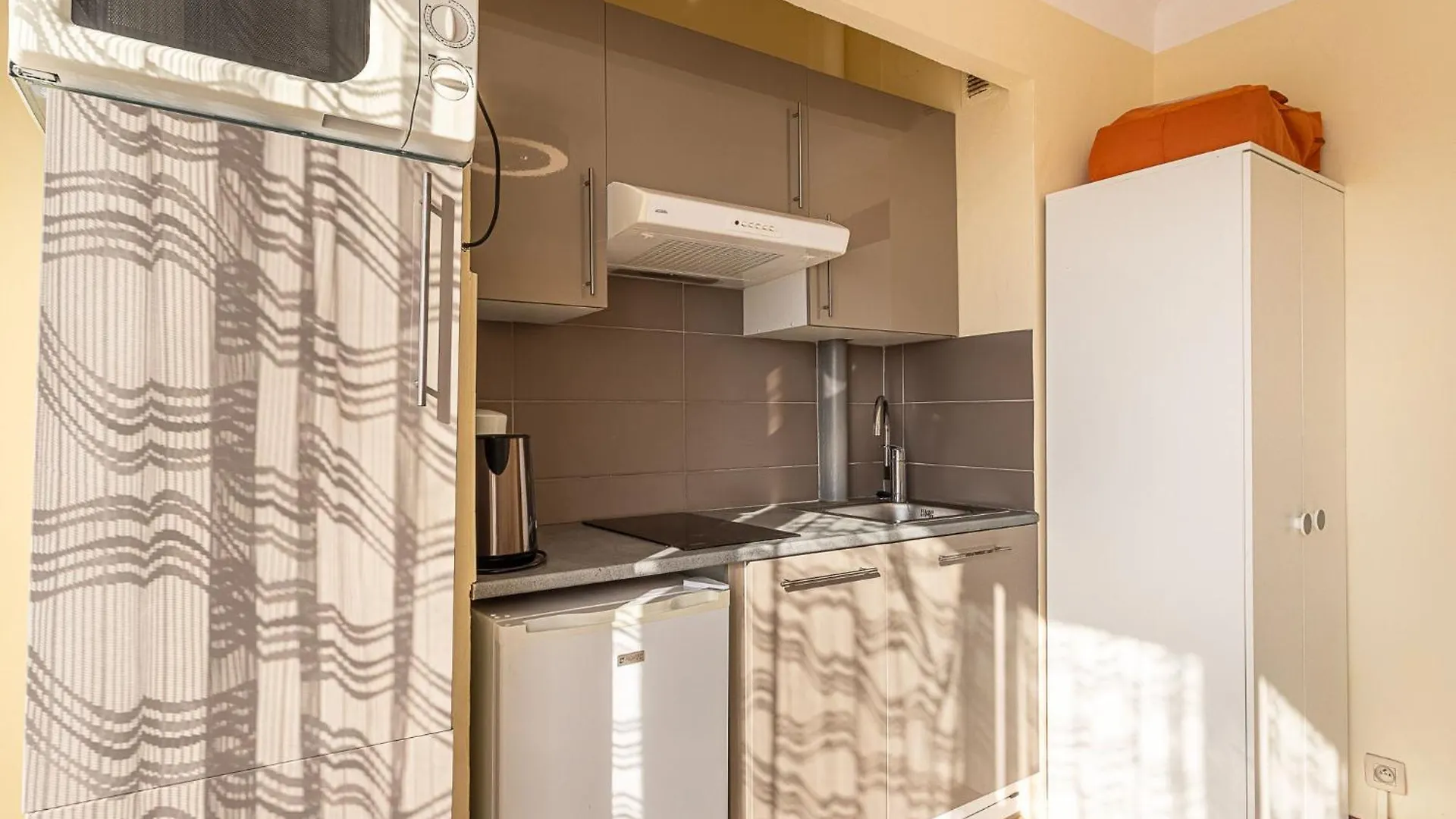 Studio Le Grand Large-4 By Interhome Le Lavandou