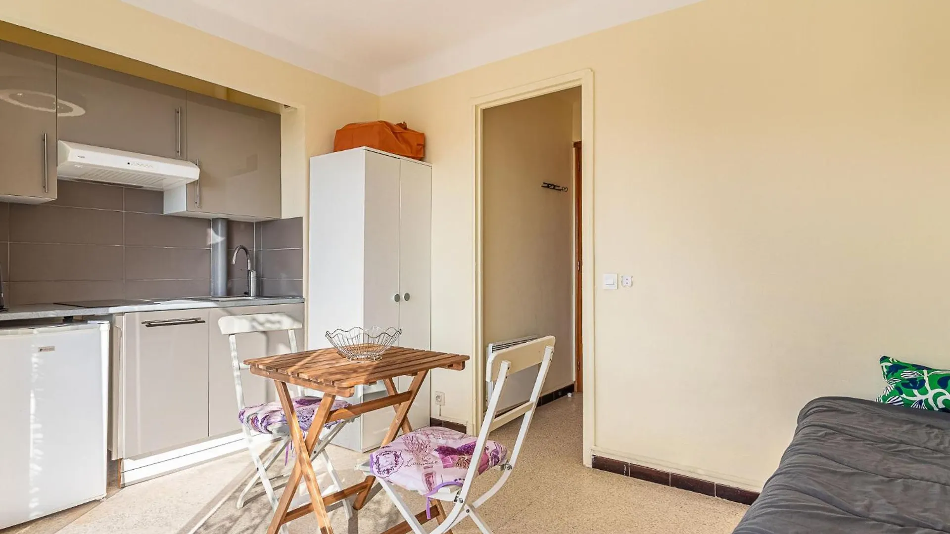 Studio Le Grand Large-4 By Interhome Le Lavandou