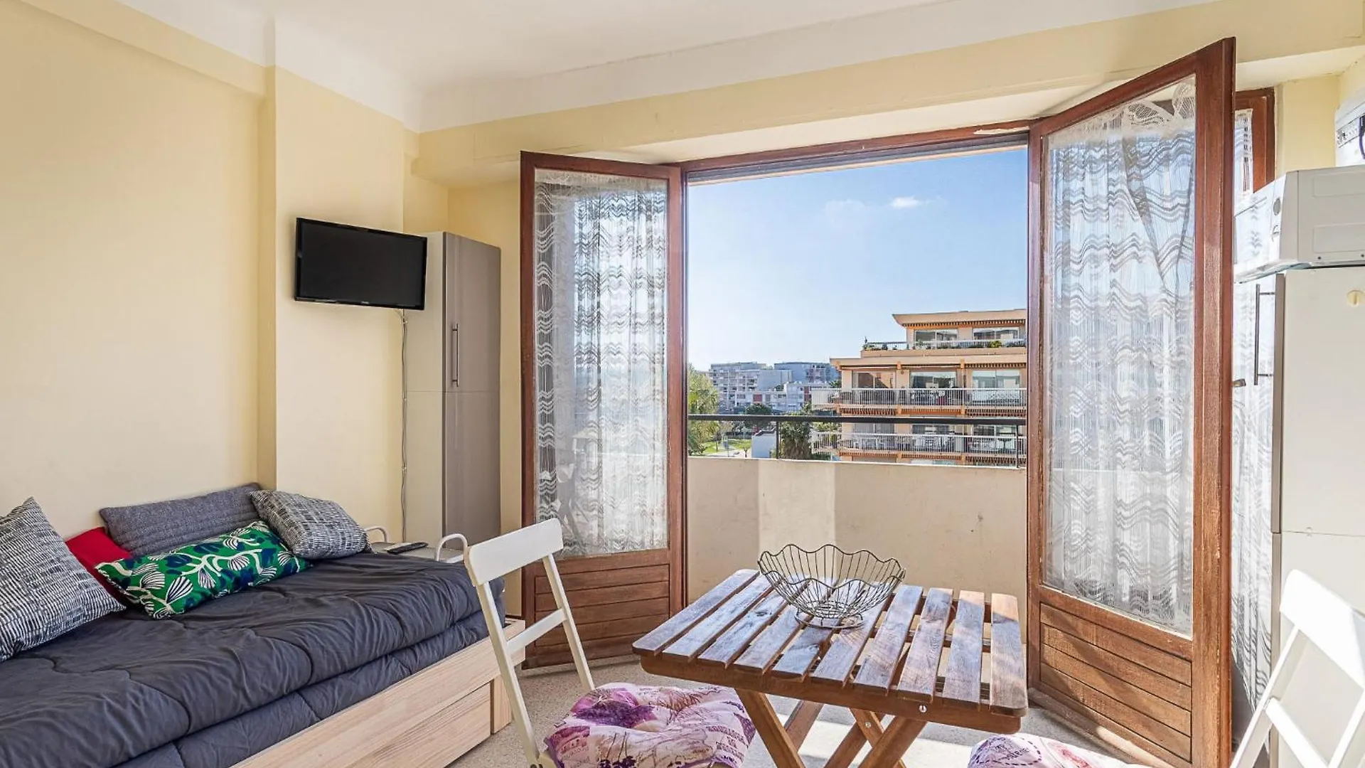 Studio Le Grand Large-4 By Interhome Le Lavandou France